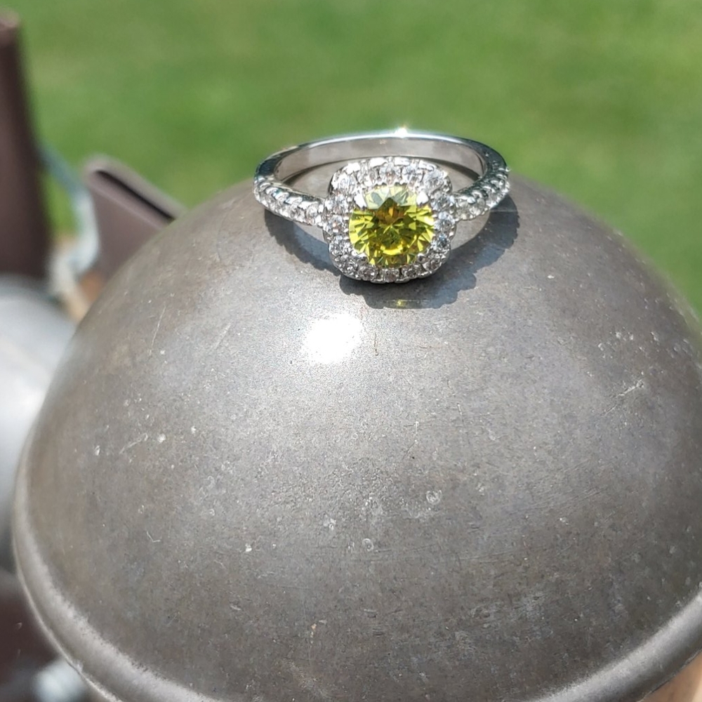 Beautiful Womens Ring - Picture 3 of 3